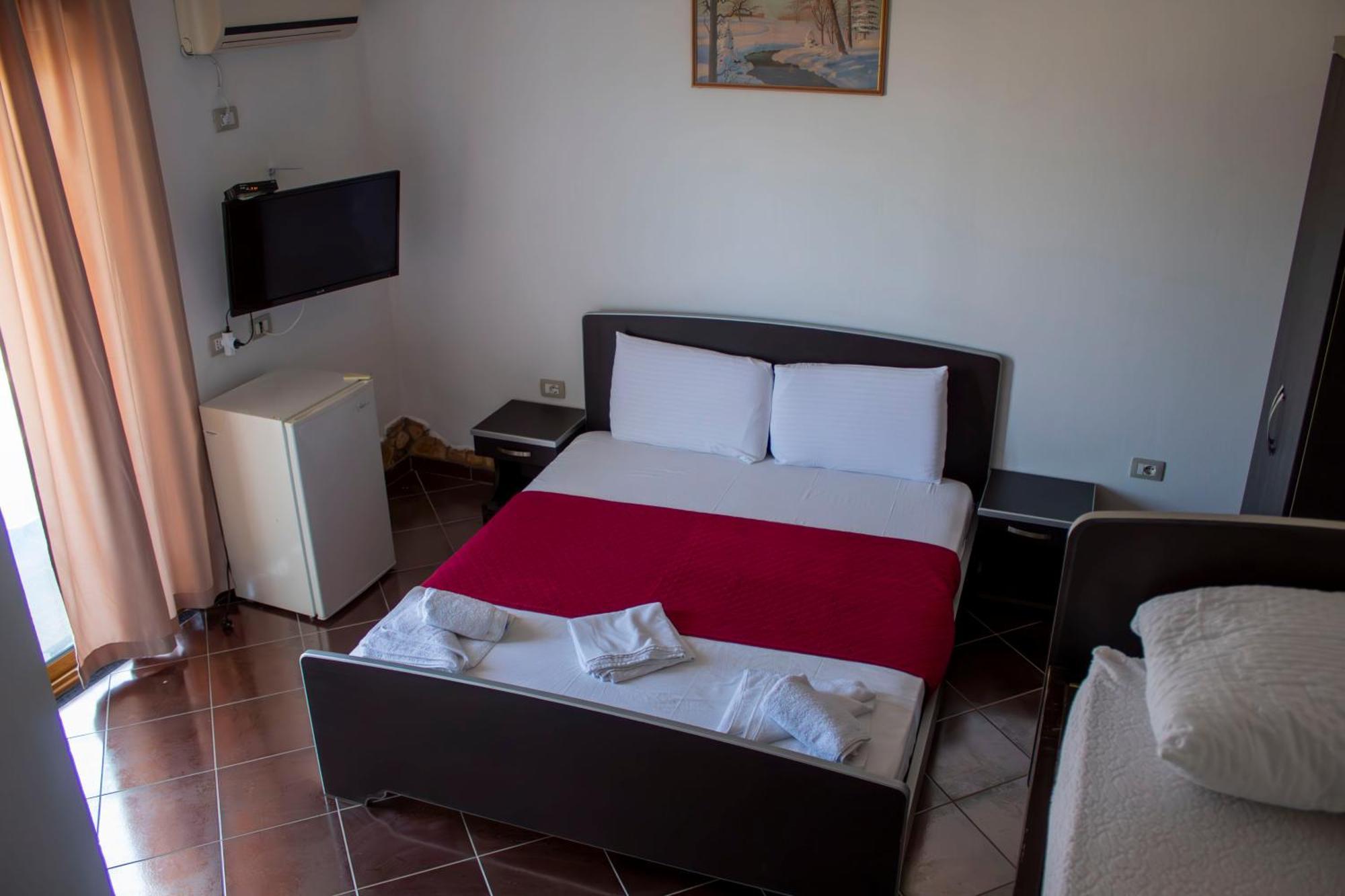 Hotel River *
