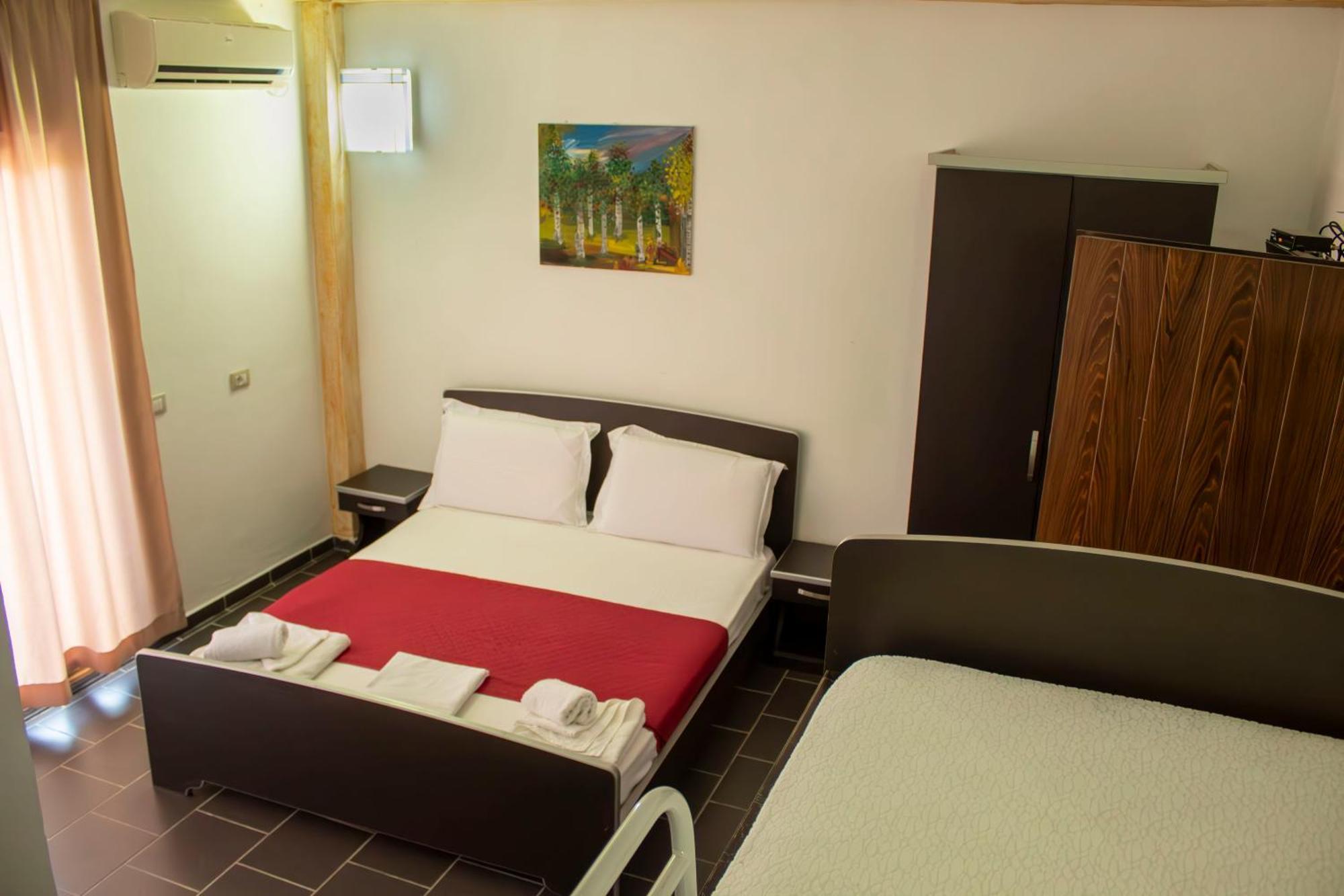 Hotel River *