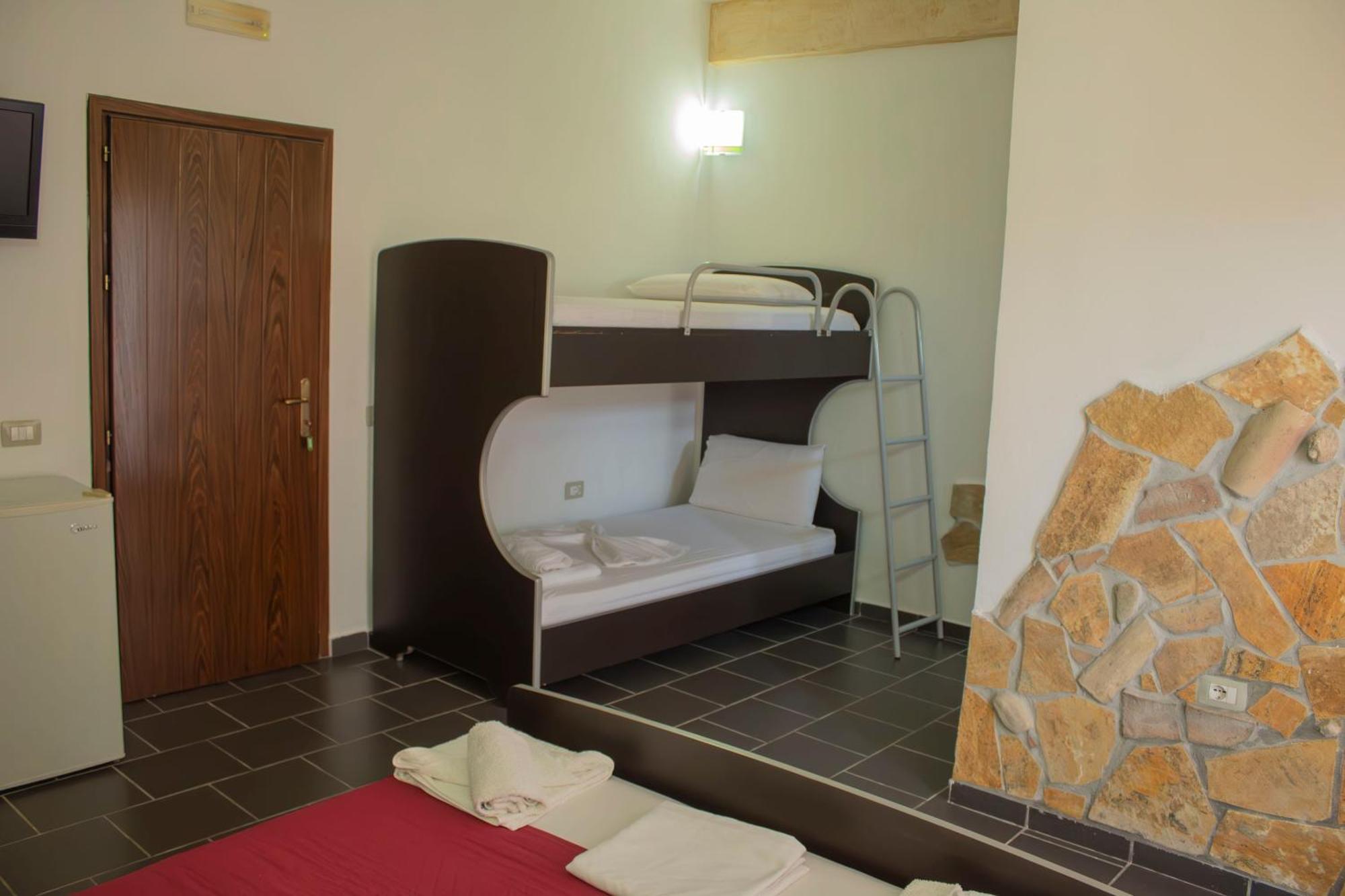 Hotel River *