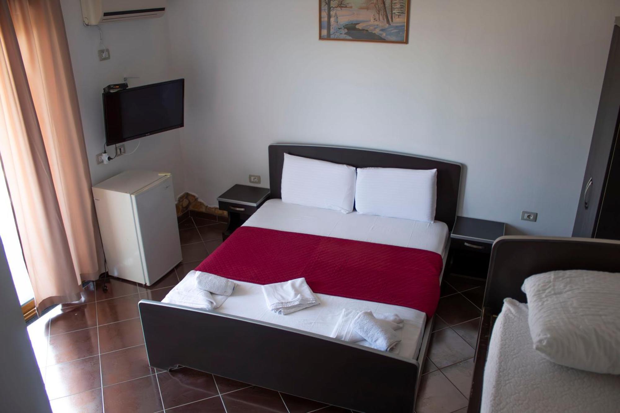 Hotel River *