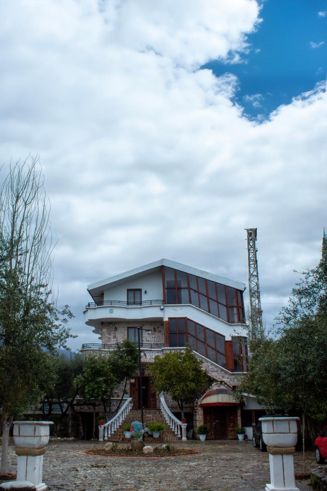 Hotel River *