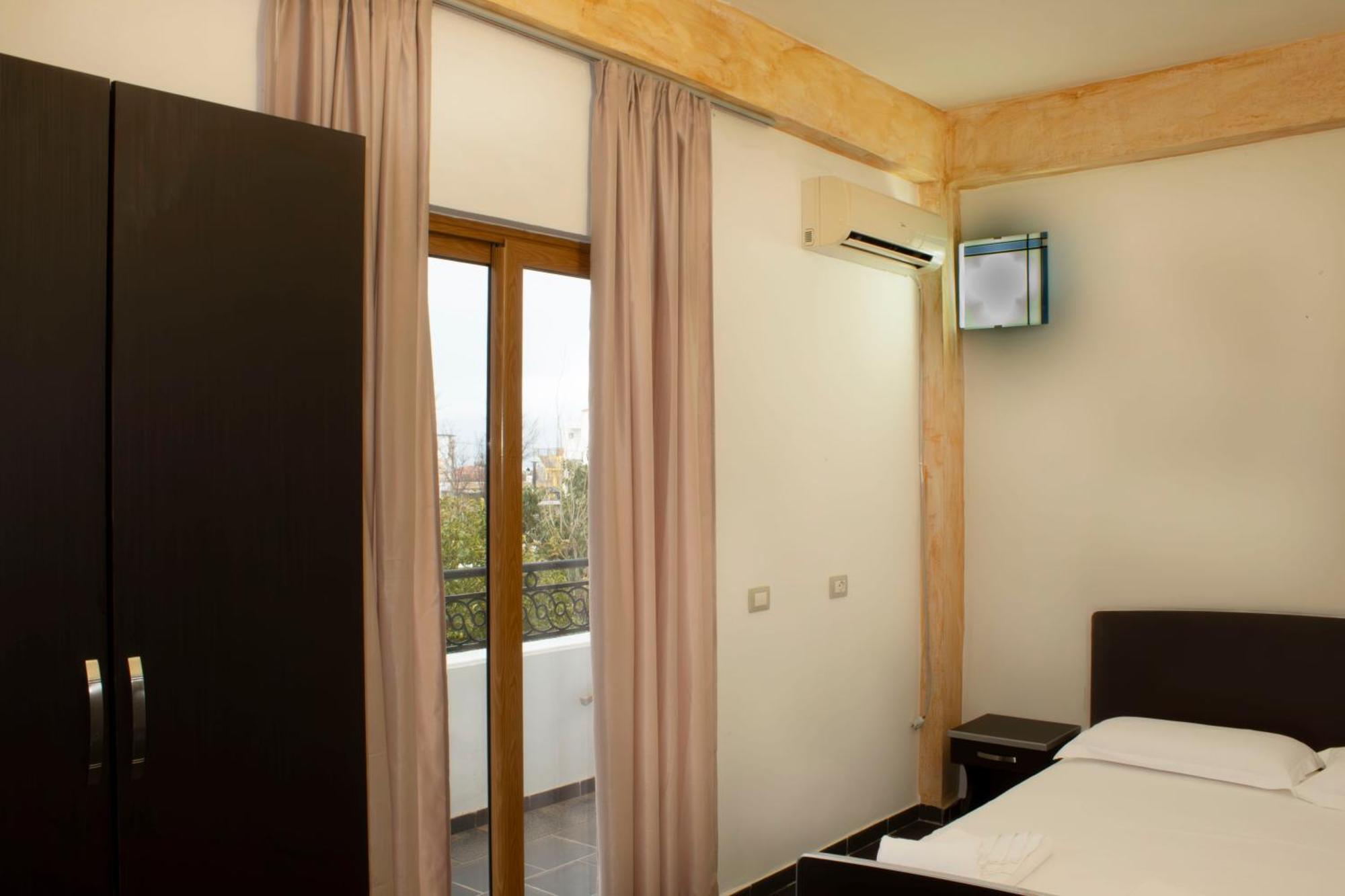 River Hotel *