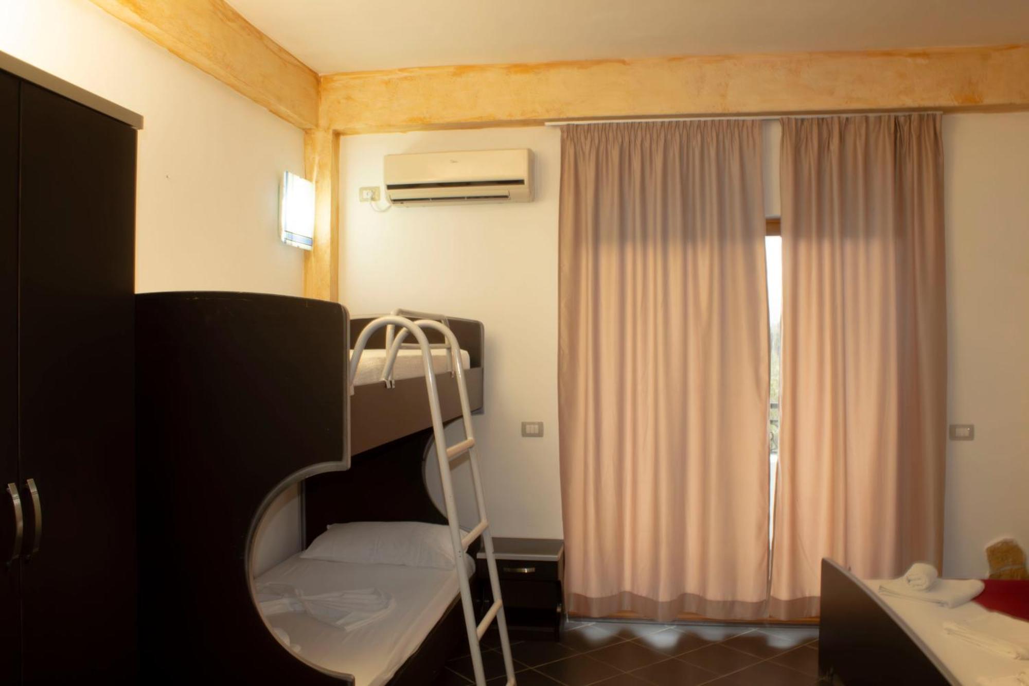 River Hotell *